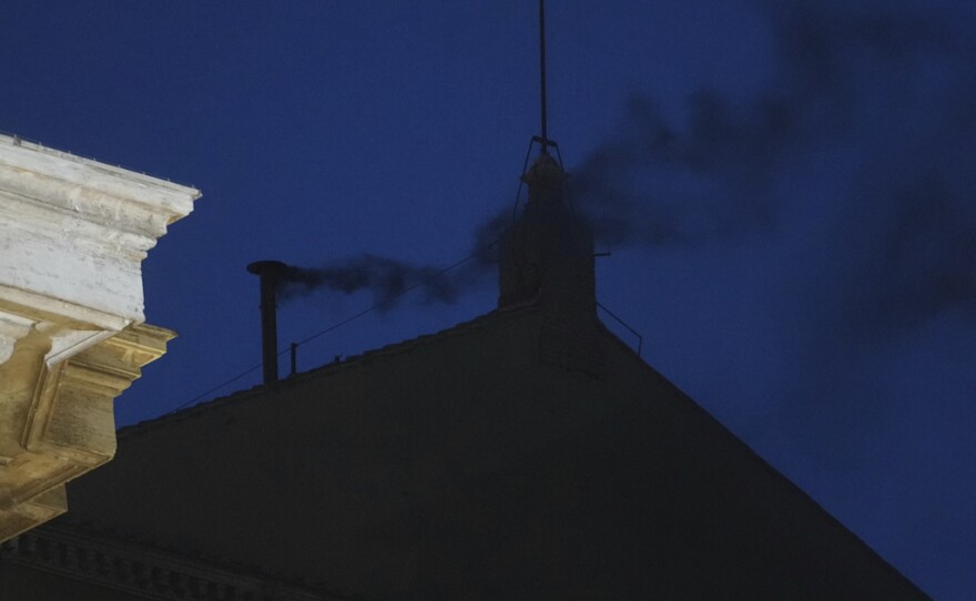 Sale humo negro de la chimenea de la Capilla Sixtina en el Vaticano, señal de que los cardenales no lograron elegir a un papa en la primera votación, el 7 de mayo del 2025. (AP foto/Alessandra Tarantino)