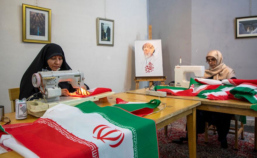 İran'ın başkenti Tahran'da, 5 Nisan 2026 tarihinde, gönüllüler şehre ücretsiz olarak dağıtılmak üzere İran bayrakları dikiyor. Ekip yöneticisine göre, günde 5.000'e kadar bayrak dağıtılıyor.