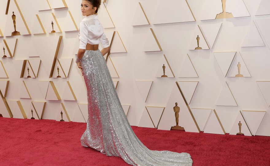 Zendaya, who stars in <em data-stringify-type="italic">Dune </em>and <em data-stringify-type="italic">Spider-Man: No Way Home, </em>arrives at the Oscars' red carpet.