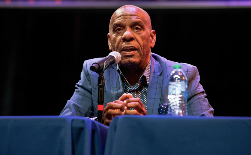 El senador estatal Steven Bradford habla durante una sesión de preguntas y respuestas en la gira State of Black California en la escuela secundaria Crawford en San Diego el 15 de junio de 2024. Foto de Kristian Carreon para CalMatters