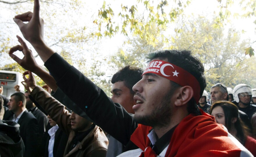 <p>Thousands of Turks march Sunday in the streets of the capital, Ankara, to denounce the killing of 25 soldiers by the PKK.</p>