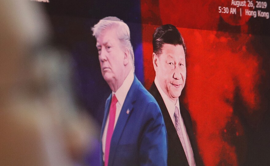 A computer screen in Seoul shows images of Chinese President Xi Jinping and President Trump in 2019.