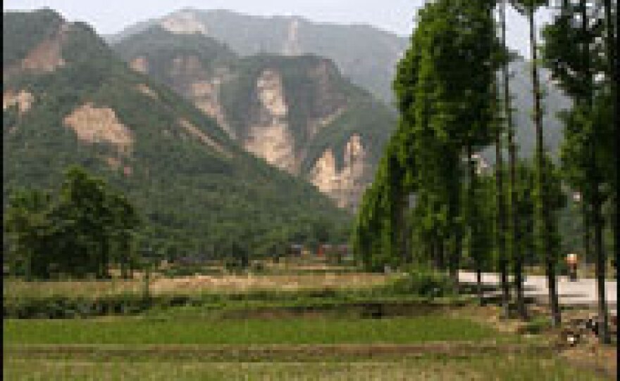 In the picturesque village of Bai Xi in Han Wang township, mountains stand majestically in the distance.