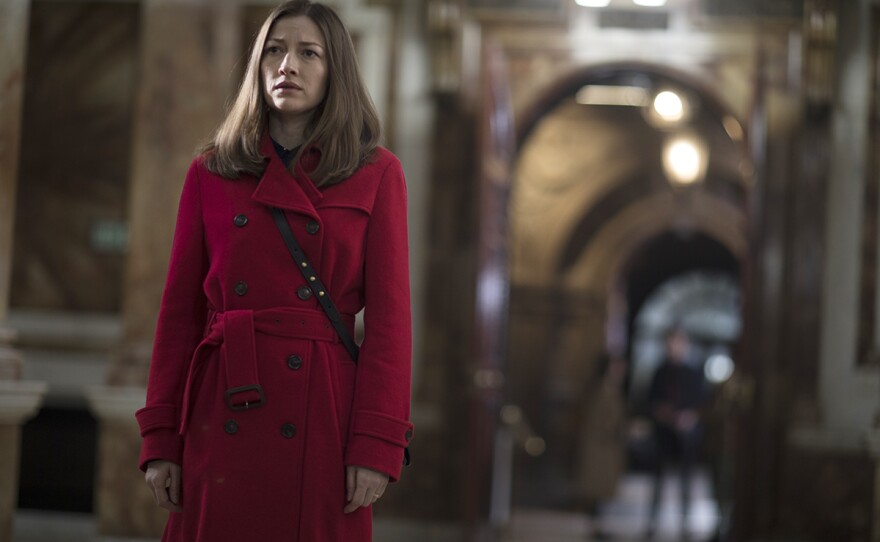 Kelly MacDonald plays Anna Dean, whose son was murdered 15 years ago. She is accused of leaking his killer's new identity online and conspiring to have him murdered.