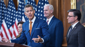 El secretario de Transporte, Sean Duffy, habla con los periodistas el día 23 del cierre gubernamental. Lo acompañan, de izquierda a derecha, la legisladora Lisa McClain (republicana por Michigan), el líder de la mayoría de la Cámara de Representantes, Tom Emmer (republicano por Minnesota), y el presidente de la Cámara de Representantes, Mike Johnson (republicano por Luisiana), en una conferencia de prensa en el Capitolio en Washington, el jueves 23 de octubre de 2025. (Foto AP/J. Scott Applewhite)