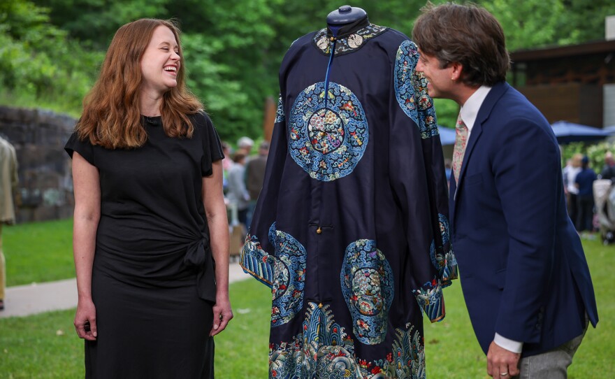 Lark Mason III (right) appraises a Chinese Manchu semi formal silk surcoat, ca. 1880, in Bentonville, Arkansas. ANTIQUES ROADSHOW “Crystal Bridges Museum of American Art, Hour 1” airs Monday, January 6 at 8/7C PM on PBS.