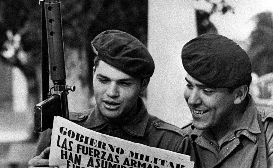 Marzo de 1976, dos soldados leyendo un periódico en la Plaza de Mayo de Buenos Aires después de que un golpe militar liderado por el general Jorge Rafael Videla derrocara a la presidenta Isabel Perón.