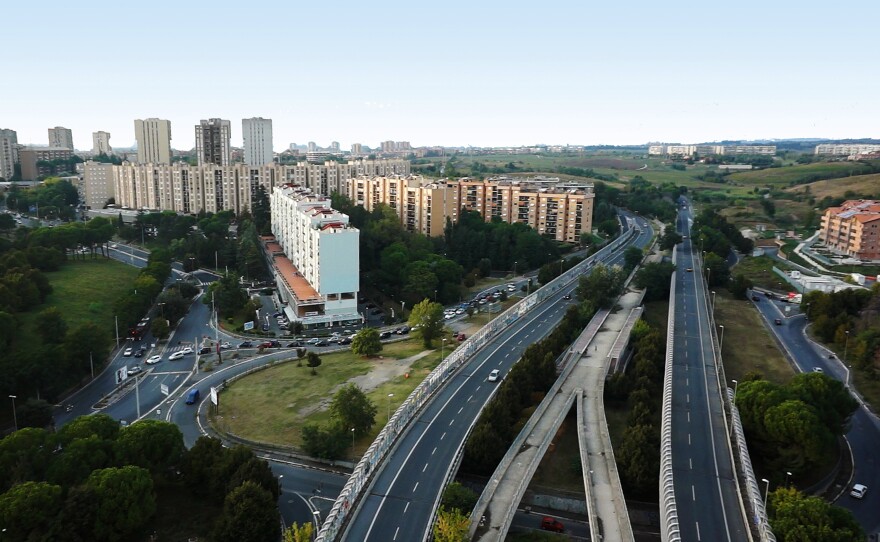 On the outskirts of Rome is a mile-long stretch of unfinished elevated track for a tramline.  Work stopped in the mid-1990s. Under the guidance of Renzo Piano, architects are turning it into an elevated park.