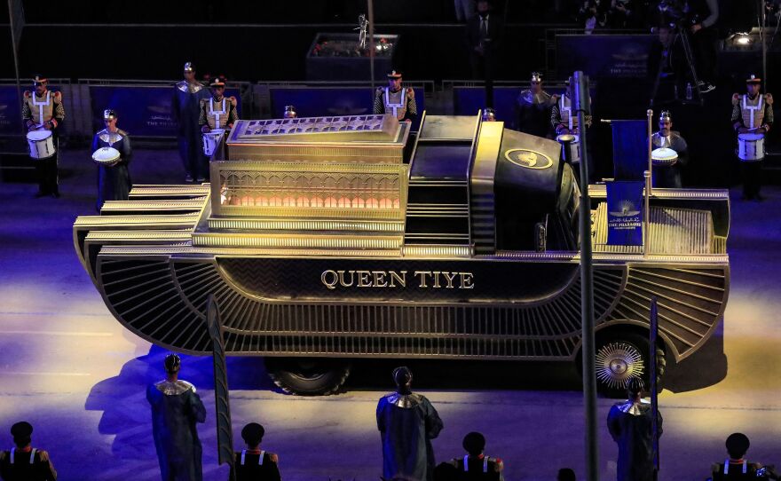 The carriage carrying the mummy of Queen Tiye, wife of Amenhotep III advances as part of the parade.