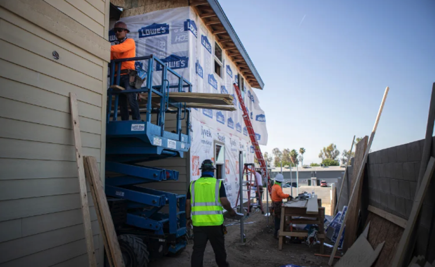 Trabajadores de la construcción construyendo un complejo de apartamentos para un proyecto de viviendas asequibles en Bakersfield el 29 de mayo de 2024. Fotos de Larry Valenzuela, CalMatters/CatchLight local