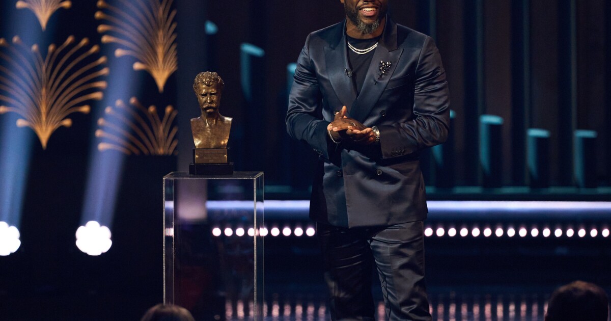 Kevin Hart takes home his Mark Twain Prize for American humor KPBS