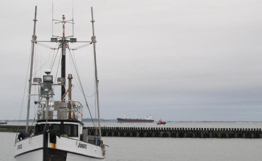 A Quinault Indian Nation fishing boat comes in to unload its catch in Grays Harbor at a point not far from the proposed locations of three oil train-to-ship facilities in Washington state.