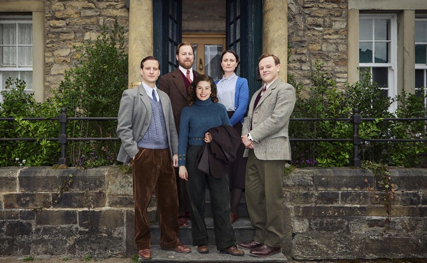 James Herriot (Nicholas Ralph), Helen Alderson (Rachel Shenton), Tristan Farnon (Callum Woodhouse). Top Line: Siegfried Farnon (Samuel West), Mrs Hall (Anna Madeley)