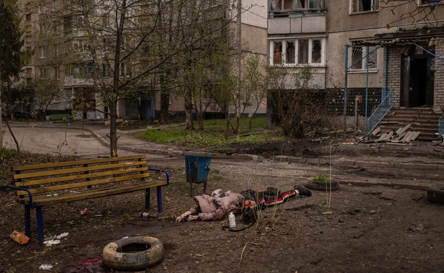 <strong>April 19:</strong> The body of a civilian killed in heavy shelling of a residential neighborhood lies next to a park bench in Kharkiv, in eastern Ukraine.