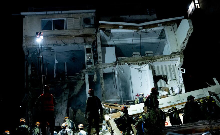 HAİFA, İSRAİL, - 5 NİSAN: İsrailli acil durum ekipleri, 5 Nisan 2026'da İsrail'in Hayfa kentinde İran'ın balistik füze saldırısı olduğu düşünülen bölgede kayıp kişileri arıyor.