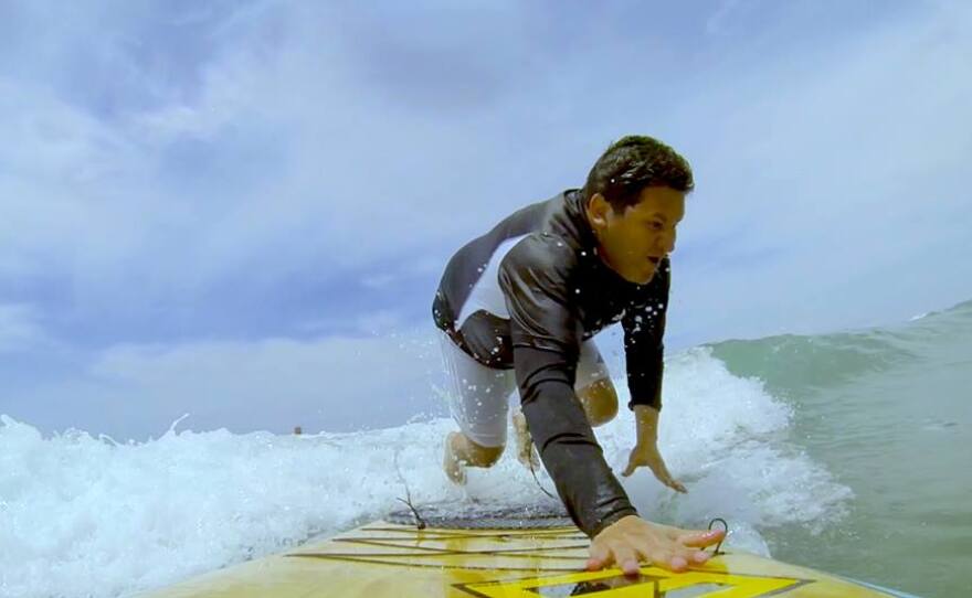 Host Jorge Meraz faces his fears, and learns how to surf just south of Rosarito.