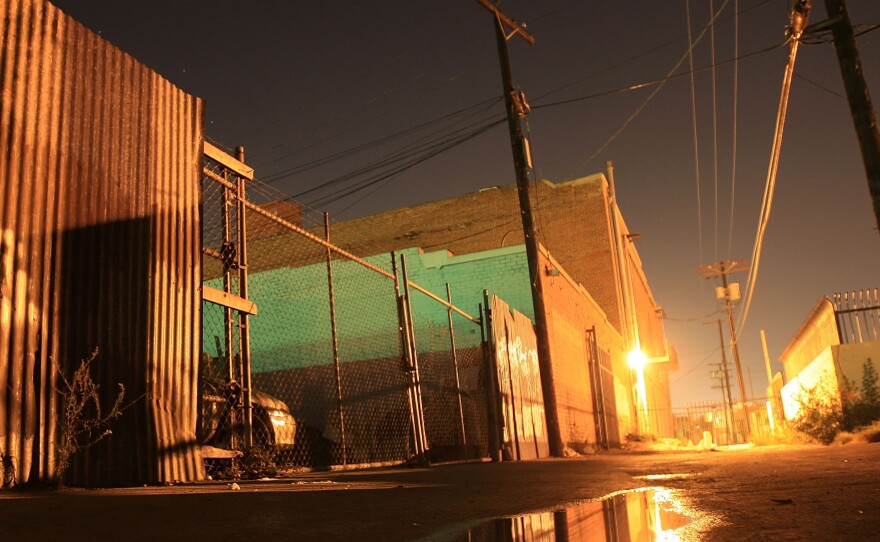 The unnamed alleys of South Los Angeles provide a setting for Mosley's fictional speakeasy, Cox Bar.