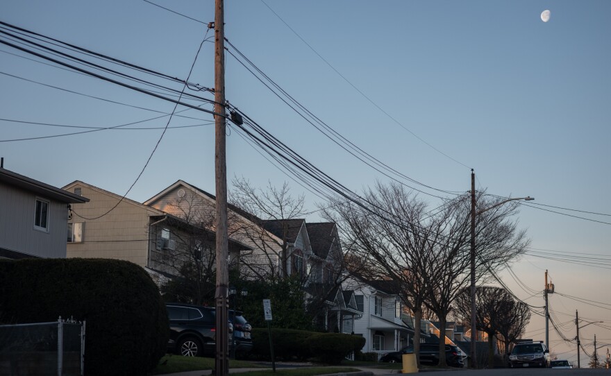 Stephanie and Arnold raised their two daughters, Vikki and Laurie, in Long Island. The daughters grew up and started families of their own. Life was good, the family says.
