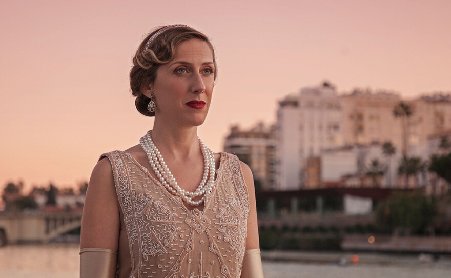Ángela goes with her family to take a portrait. Teresa meets an old acquaintance from Lisbon in "Portraits In Pastel Tones."