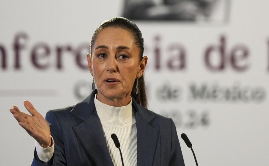 La presidenta de México, Claudia Sheinbaum, da su conferencia de prensa matutina en el Palacio Nacional, en Ciudad de México, el 2 de octubre de 2024. (AP Foto/Fernando Llano, Archivo)