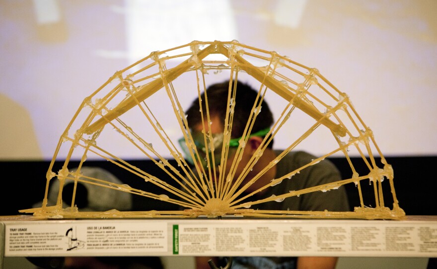 The bridges are held together with giant globs of epoxy. The half-wagon-wheel design was a popular option.