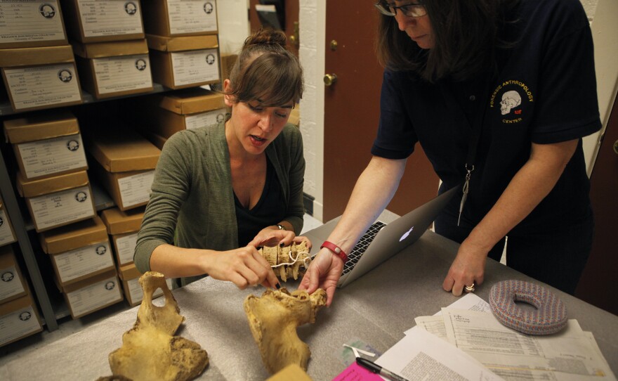 Alicia Windburn, a Ph.d. student from Florida, came to the Bass Collection to study age estimation, osteoarthritis and obesity.