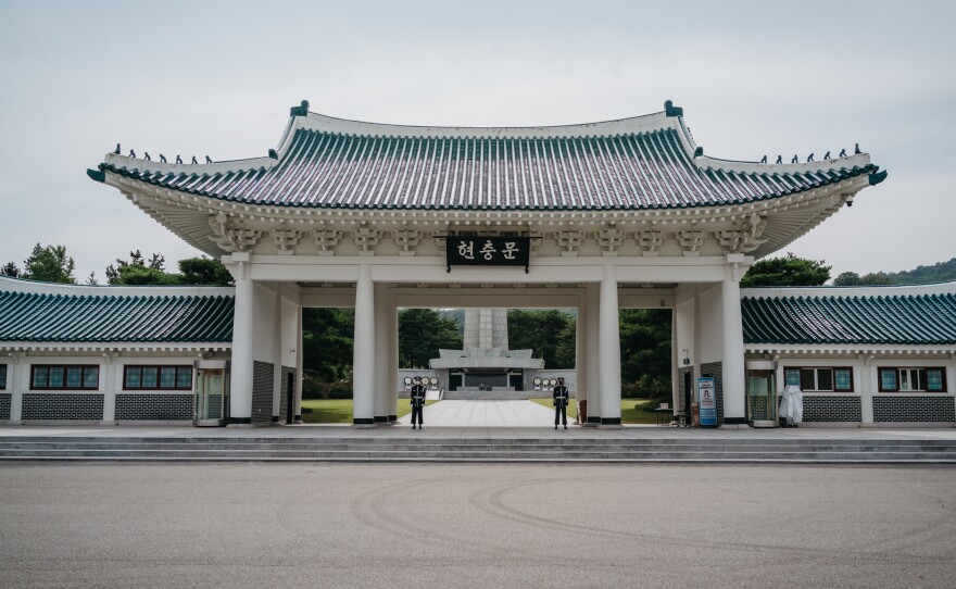 Soldiers stand guard at the Memorial Gate in the Seoul National Cemetery the day before the Chuseok holiday last week. The cemetery is only allowing a limited number of visitors due to COVID-19.