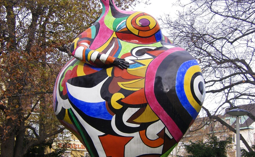 Nana "Gwendolyn" (1966) von Niki de Saint Phalle vor dem Tinguely-Museum in Basel, Schweiz.