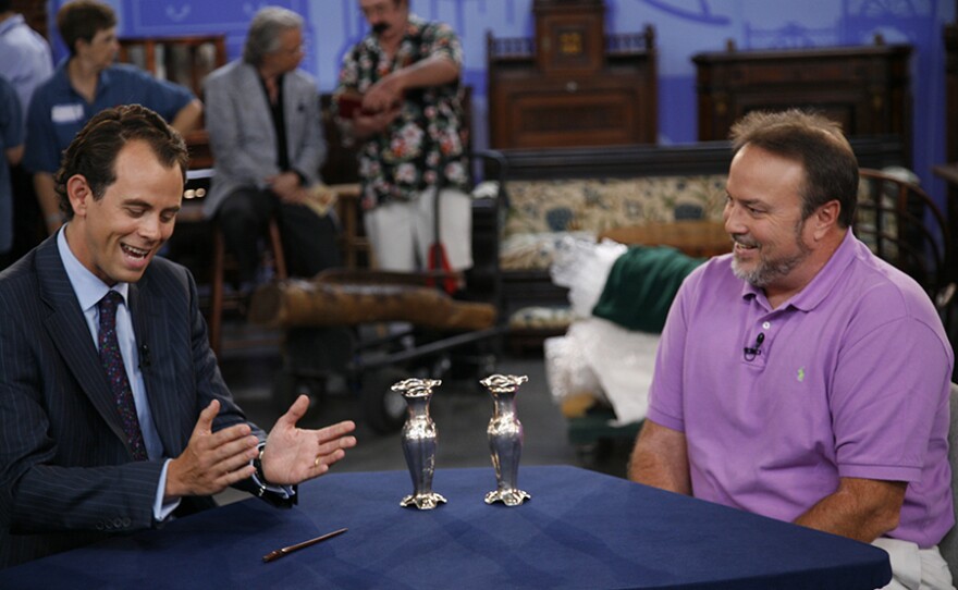 Sebastian Clarke (left) appraises 1904 Gorham Martelé silver vases in Las Vegas, Nev. ANTIQUES ROADSHOW “Vintage Las Vegas 2021, Hour 2” premieres Monday, April 19 at 8/7C p.m. on PBS.