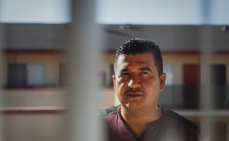 Alejandro Gamez en su casa de Hawthorne el 8 de noviembre de 2024. Foto de Zaydee Sanchez para CalMatters