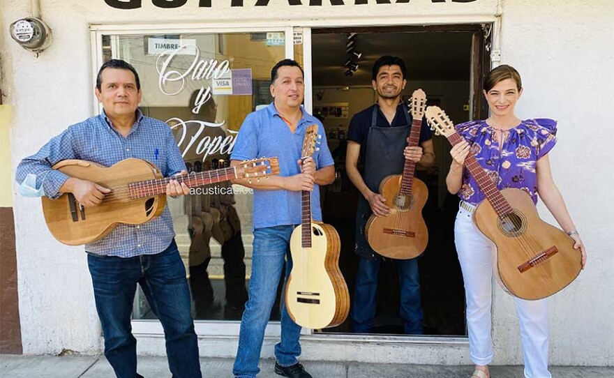 Pati learns about the history, the instruments and the meaning behind that beloved music that pulls at the heart strings of so many Mexicans. In Guadalajara, she sits down for lunch with the leader of one of Mexico’s most accomplished bands, Mariachi Nuevo Tecalitlán.