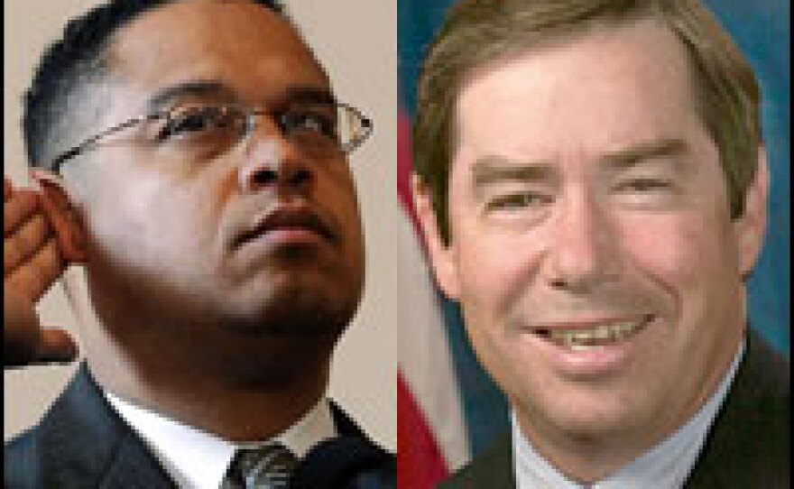 Rep. Keith Ellison (left) and Rep. Jim Walsh discuss facing their constituents on the Iraq issue.