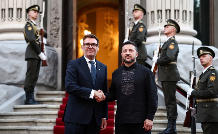 Ukraine's President Volodymyr Zelenskyy welcomes and shakes hands with Britain's Prime Minister Andy Burnham upon his arrival at Horodetskyi House ahead of their bilateral meeting in  Kyiv, Monday, Aug. 24, 2026.
