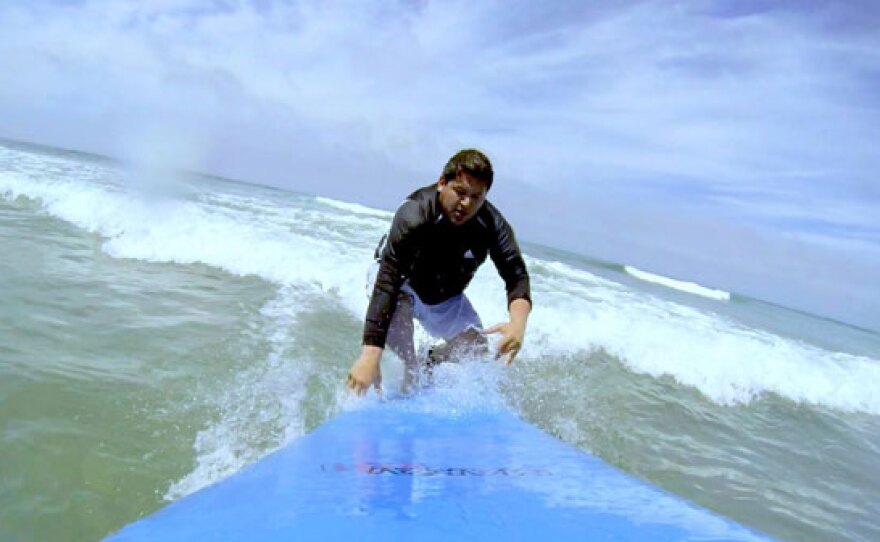 Host Jorge Meraz faces his fears, and learns how to surf just south of Rosarito.