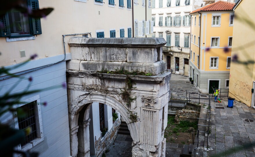 The Arco di Riccardo is believed to be named for King Richard I of England, who was imprisoned here — according to legend — on his way home from the Crusades.