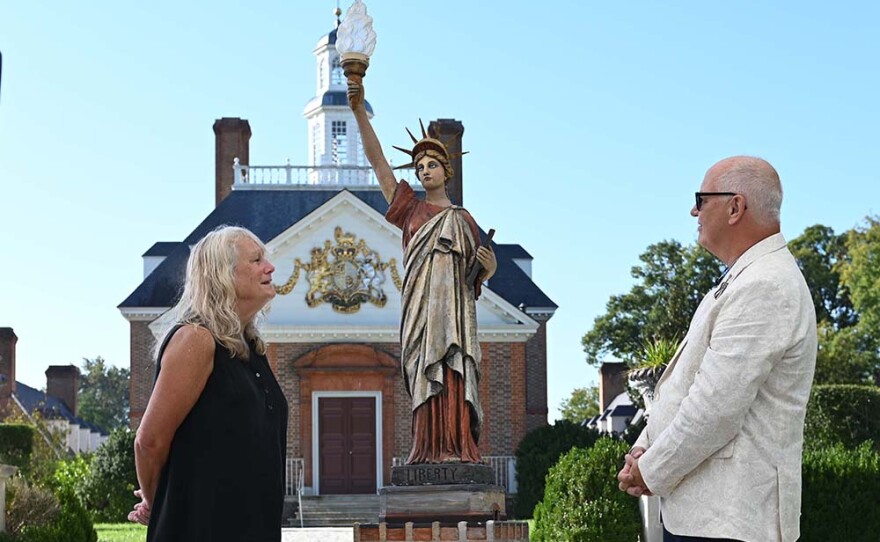 Ken Farmer (right) appraises a plaster Lady Liberty figure, ca. 1920, in Williamsburg, Va. Sept.r 28, 2021. ANTIQUES ROADSHOW “Colonial Williamsburg, Hour 2” premieres Monday, May 16, 2022 at 8/7C p.m. on PBS.