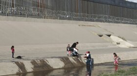 Migrant families cross the rio Grande to get illegally across the border into the United States, to turn themselves in to authorities and ask for asylum, next to the Paso del Norte international bridge, near El Paso, Texas, Friday, May 31, 2019.