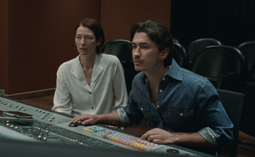 Jessica (Tilda Swinton) consults an engineer (Juan Pablo Urrego) in an effort to understand the mysterious sound she's hearing in <em>Memoria</em>.
