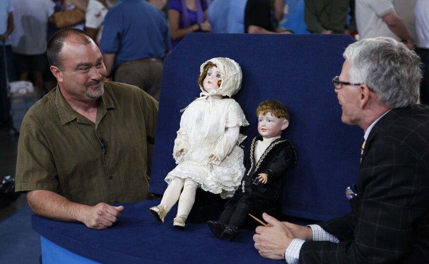 Marshall Martin (right) appraises two German dolls in original clothes, ca. 1905, in Phoenix, Ariz. ANTIQUES ROADSHOW “Vintage Phoenix 2025, Hour 2” airs Monday, Oct. 20, 2025 at 8/7C PM on PBS.
