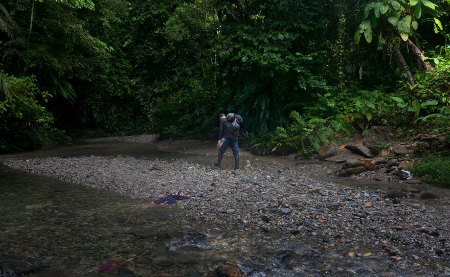 Vivó, after saying goodbye to his guides, walks toward the Panamanian border.