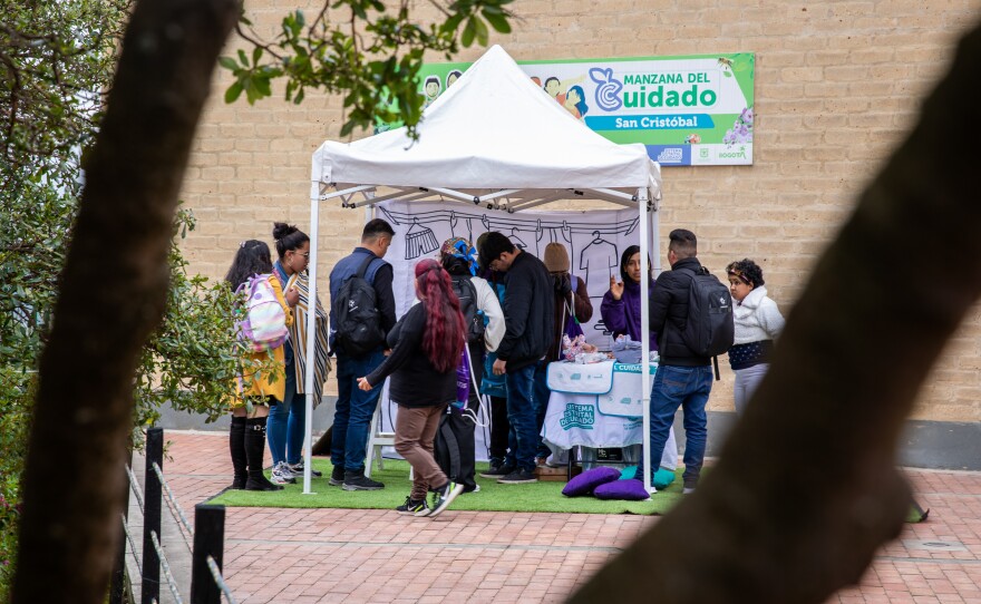 The Care School for Men set up a pop-up workshop at the community center in Bogotá's San Cristóbal neighborhood.