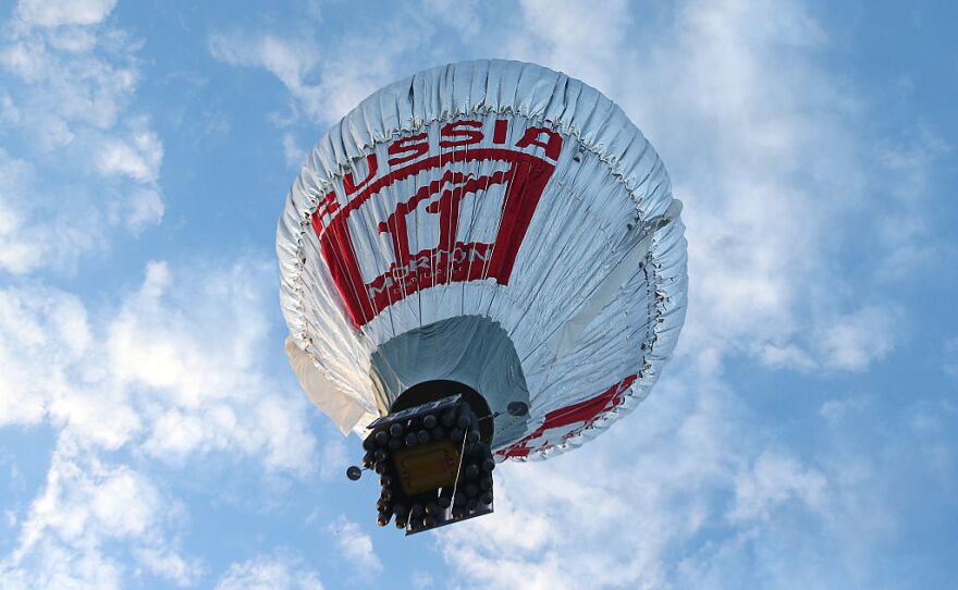 Fedor Konyukhov lifts off from the Northam Aero Club.