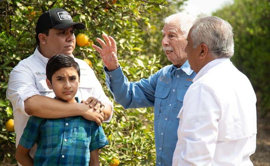 Pati visits Luis Rivas and his family's large orange grove where she learns about the "Orange Belt," the nickname for this part of the country known for its orange exports.