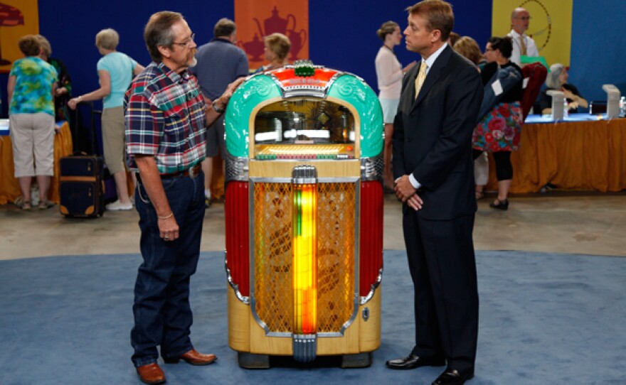 Brian Witherell (right) appraises a guest’s Rock-Ola Juke Box, ca. 1948.