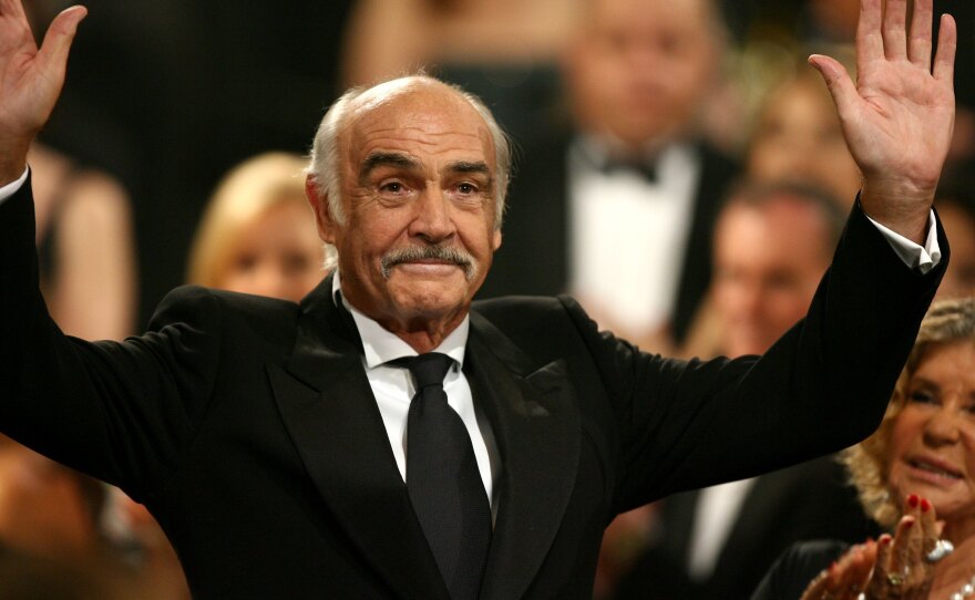 Sean Connery waves to the audience in receiving a lifetime achievement award from AFI in 2006.