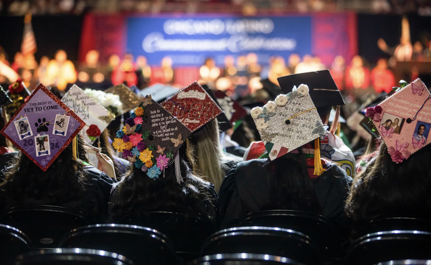 Estudiantes graduados en la celebración de graduación chicana/latina de Fresno State en el Save Mart Center en Fresno el 18 de mayo de 2024. Foto de Larry Valenzuela, CalMatters/CatchLight Local