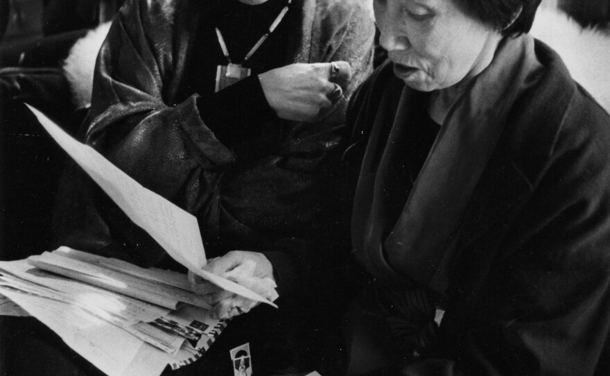 Tan's mother, Daisy Tan, translates a letter for her daughter in 1989.