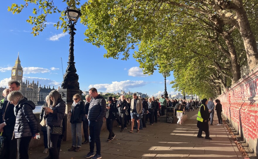 This portion of the line ran between the National COVID Memorial Wall and the Thames River, with a view of the Houses of Parliament on the other side.
