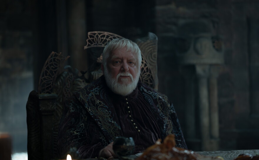 Ser Simon Strong (Simon Russell Beale).