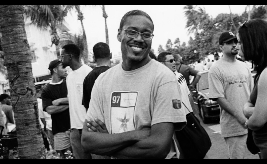 "Swing Lo'" explores the life and tragic passing of up-and-coming visual artist Michael Richards, a New Yorker of Jamaican descent who died in the 9/11 terrorist attacks.